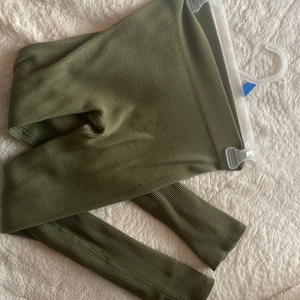 Green ribbed leggings